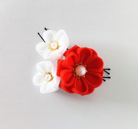 Uピン３本セット 朱赤×白丸花＊つまみ細工＊髪飾り/七五三/成人式/卒業式/和装/着物/袴/花びら5枚 5枚目の画像