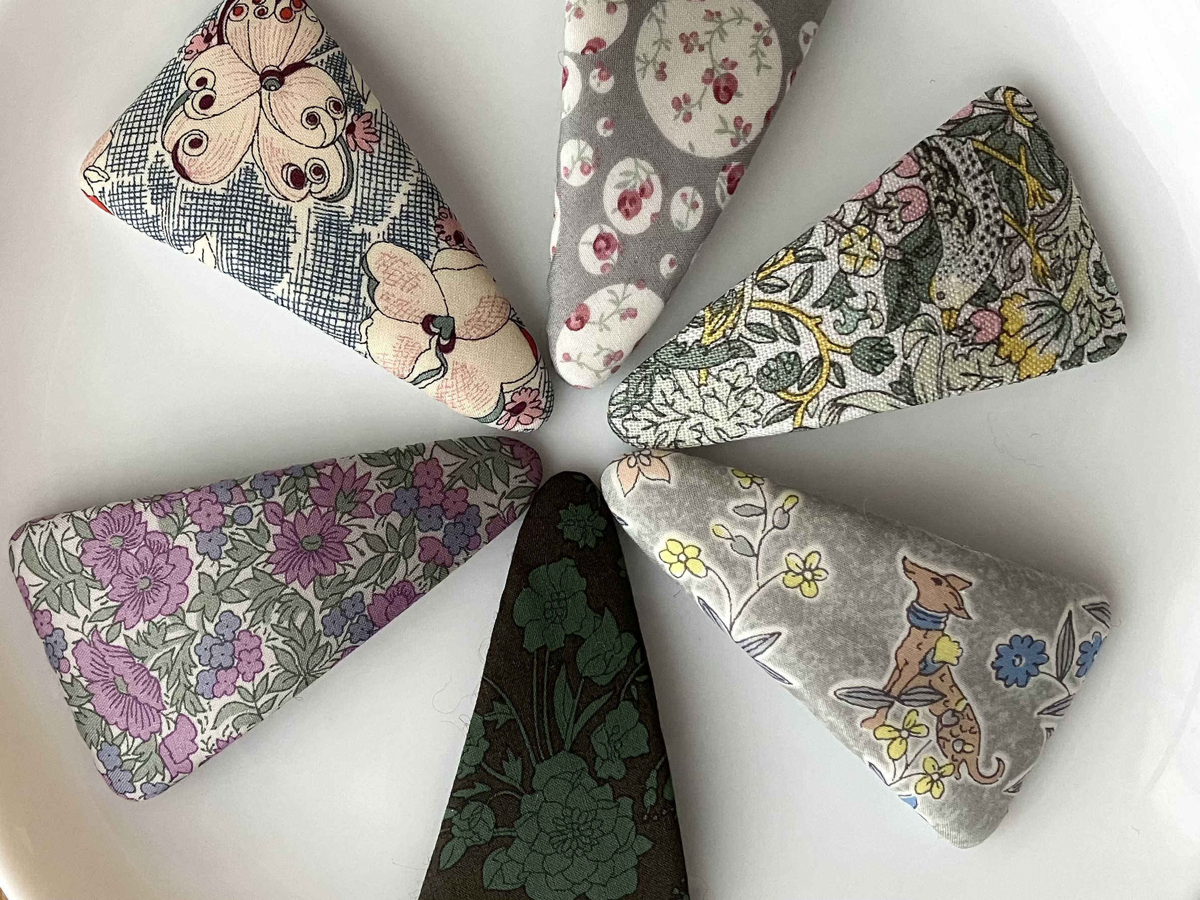 126】リバティプリント使用 ハンドメイド 三角パッチンピン ヘアピン 2個