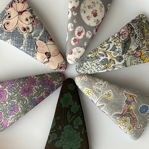 三角の大きめパッチンピン 1個 （リバティプリント） ヘアピン 服屋  