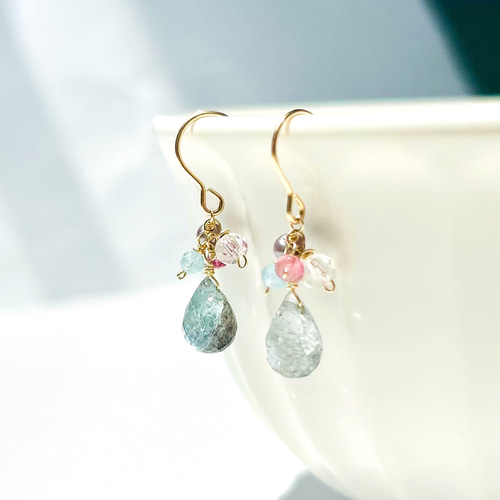 モスアクアマリンとブルー＆ホワイトカラーの天然石のピアス