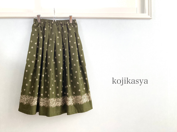 花モチーフ付き緑色オーバースカート UND SCAN FLOWER SKIRT
