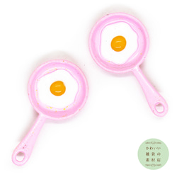 フライパンに乗った目玉焼きのユニークなエナメルチャーム（ベビー