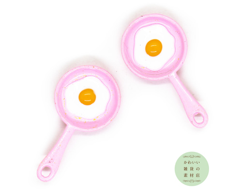 フライパンに乗った目玉焼きのユニークなエナメルチャーム（ベビー