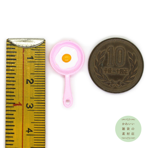 フライパンに乗った目玉焼きのユニークなエナメルチャーム（ベビー