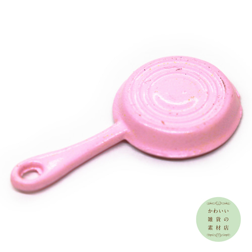 フライパンに乗った目玉焼きのユニークなエナメルチャーム（ベビー