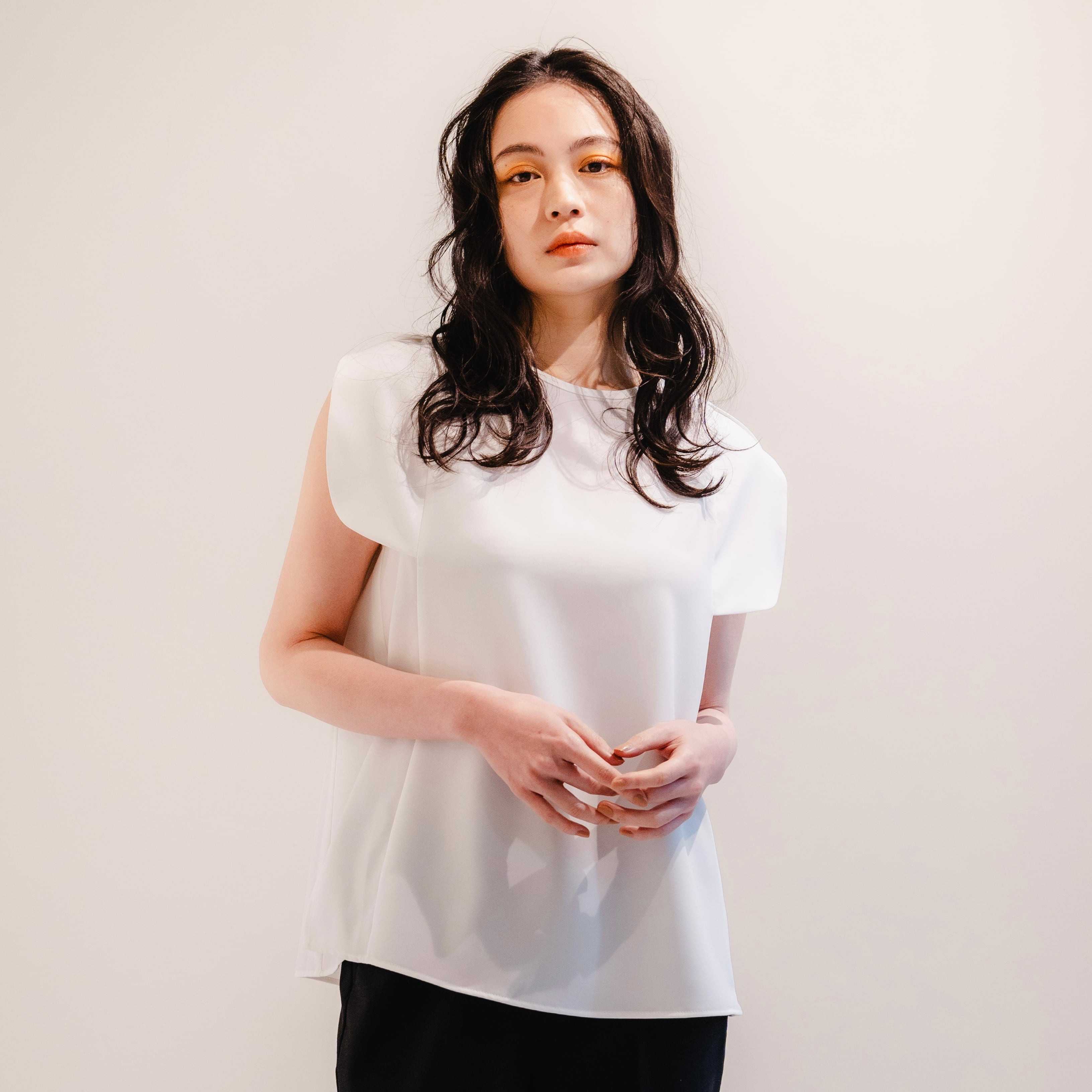 透かし刺繍とフリルカラー コットン地半袖タイプのブラウス ふんわり  