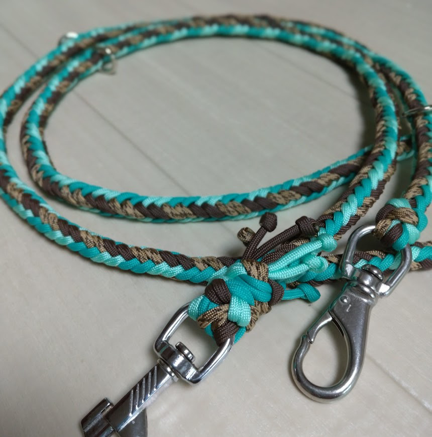 パラコードカフェリード　大型犬用　ヘリンボーン編み（全長150ｃｍ）お揃いのチョーカーと共に