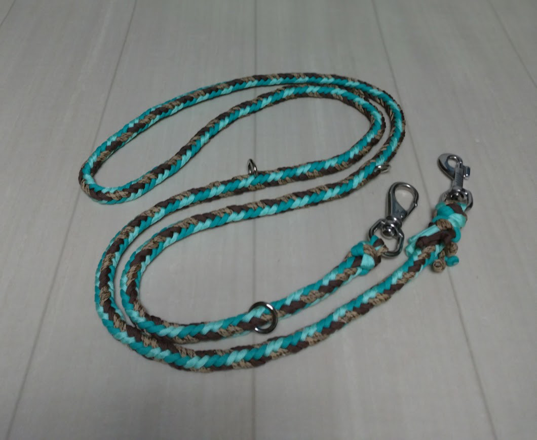 パラコードカフェリード　大型犬用　ヘリンボーン編み（全長150ｃｍ）お揃いのチョーカーと共に