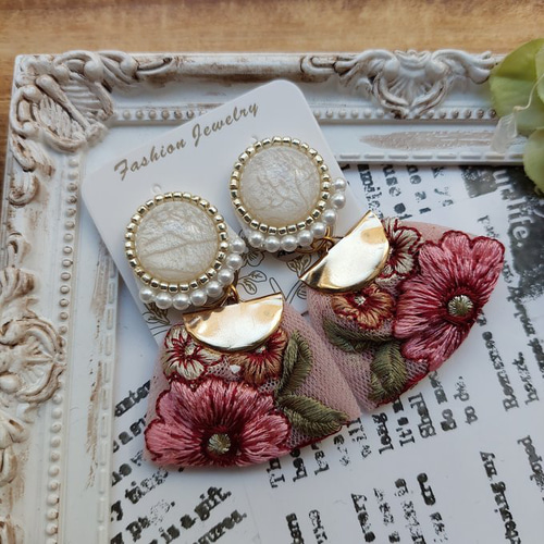 【ご検討中】2way* ホワイトフラワーにインド刺繍リボンタッセル ご検討中】2way* ホワイトフラワーにインド刺繍リボンタッセル