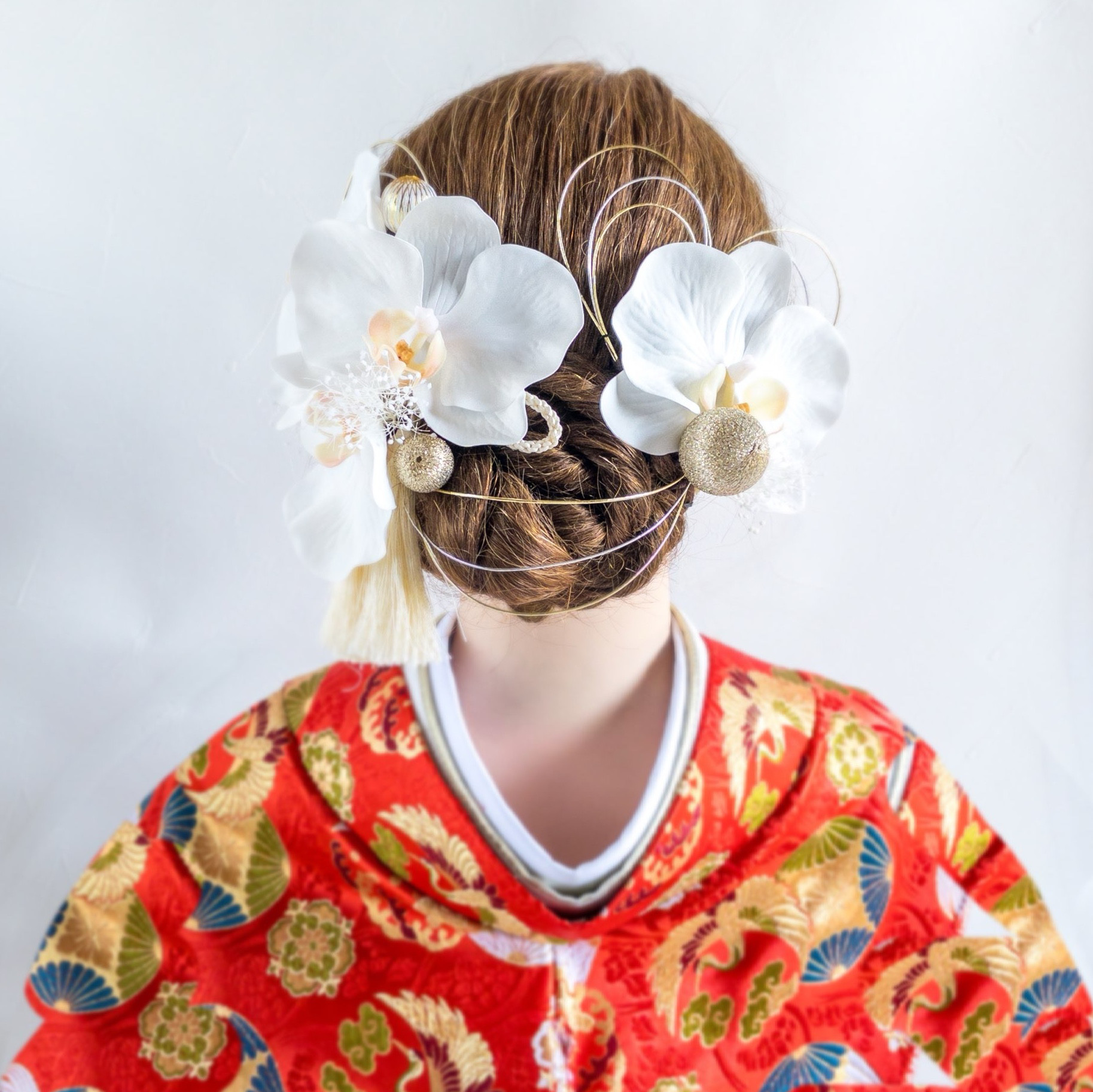 胡蝶蘭とタッセルの髪飾り 結婚式 成人式 卒業式に　髪かざり 造花 和装 和風 かすみ草 アーティフィシャルフラワー 白