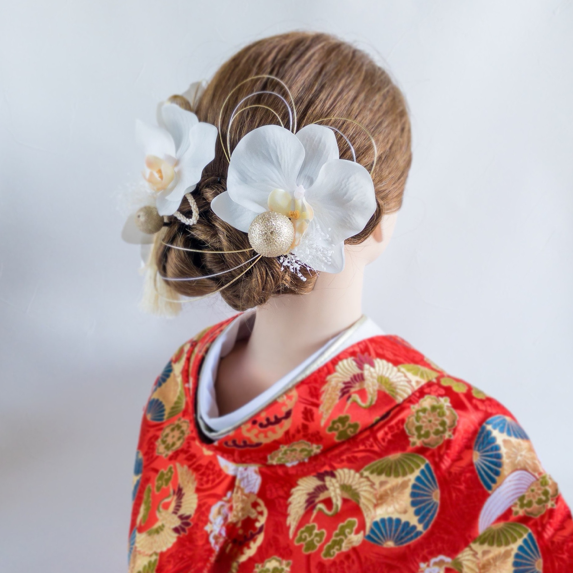 胡蝶蘭とタッセルの髪飾り 結婚式 成人式 卒業式に　髪かざり 造花 和装 和風 かすみ草 アーティフィシャルフラワー 白