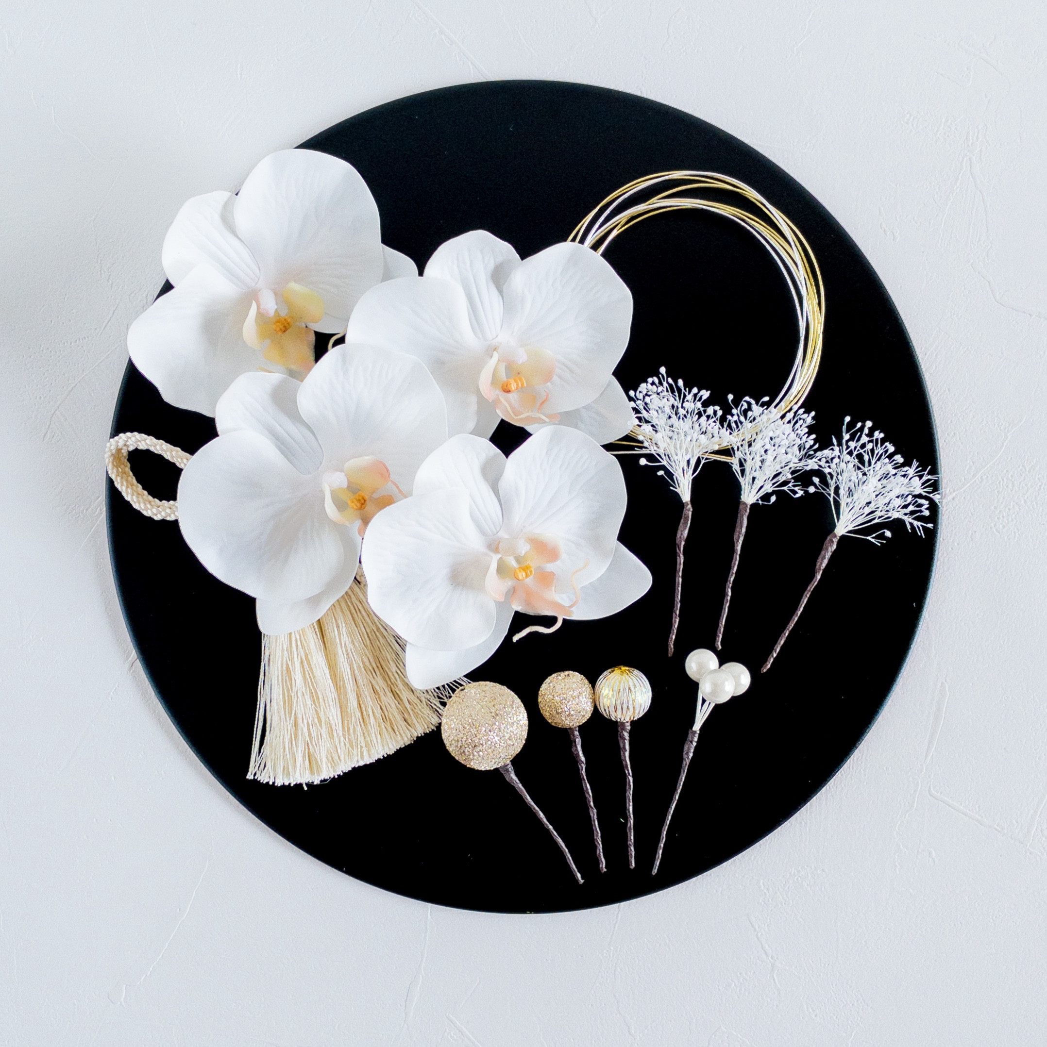 胡蝶蘭とタッセルの髪飾り 結婚式 成人式 卒業式に　髪かざり 造花 和装 和風 かすみ草 アーティフィシャルフラワー 白