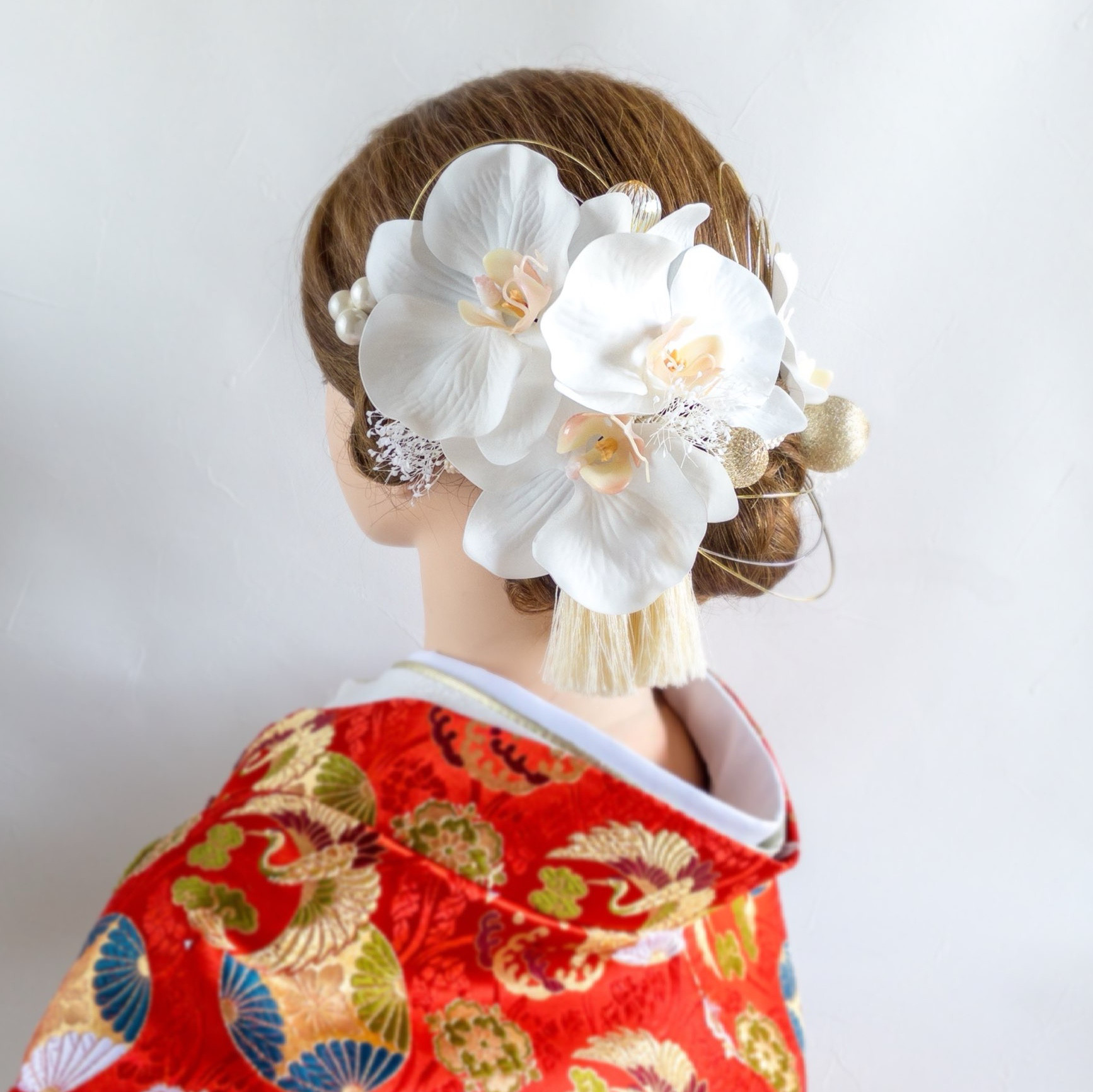 胡蝶蘭とタッセルの髪飾り 結婚式 成人式 卒業式に　髪かざり 造花 和装 和風 かすみ草 アーティフィシャルフラワー 白
