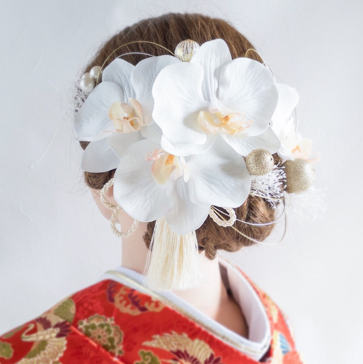 胡蝶蘭とタッセルの髪飾り 結婚式 成人式 卒業式に　髪かざり 造花 和装 和風 かすみ草 アーティフィシャルフラワー 白