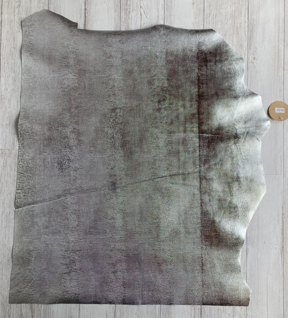 特価・本革リザード型押し　60×50cm　＊シワあり 1枚目の画像