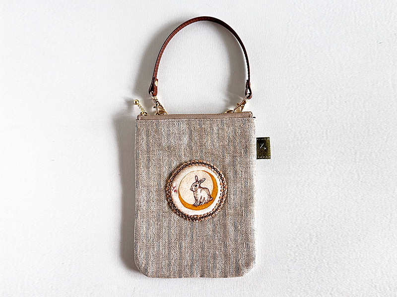 【受注制作】神秘的な三日月とうさぎ。ナチュラルな麻生地の2wayに使えるスマホポーチ