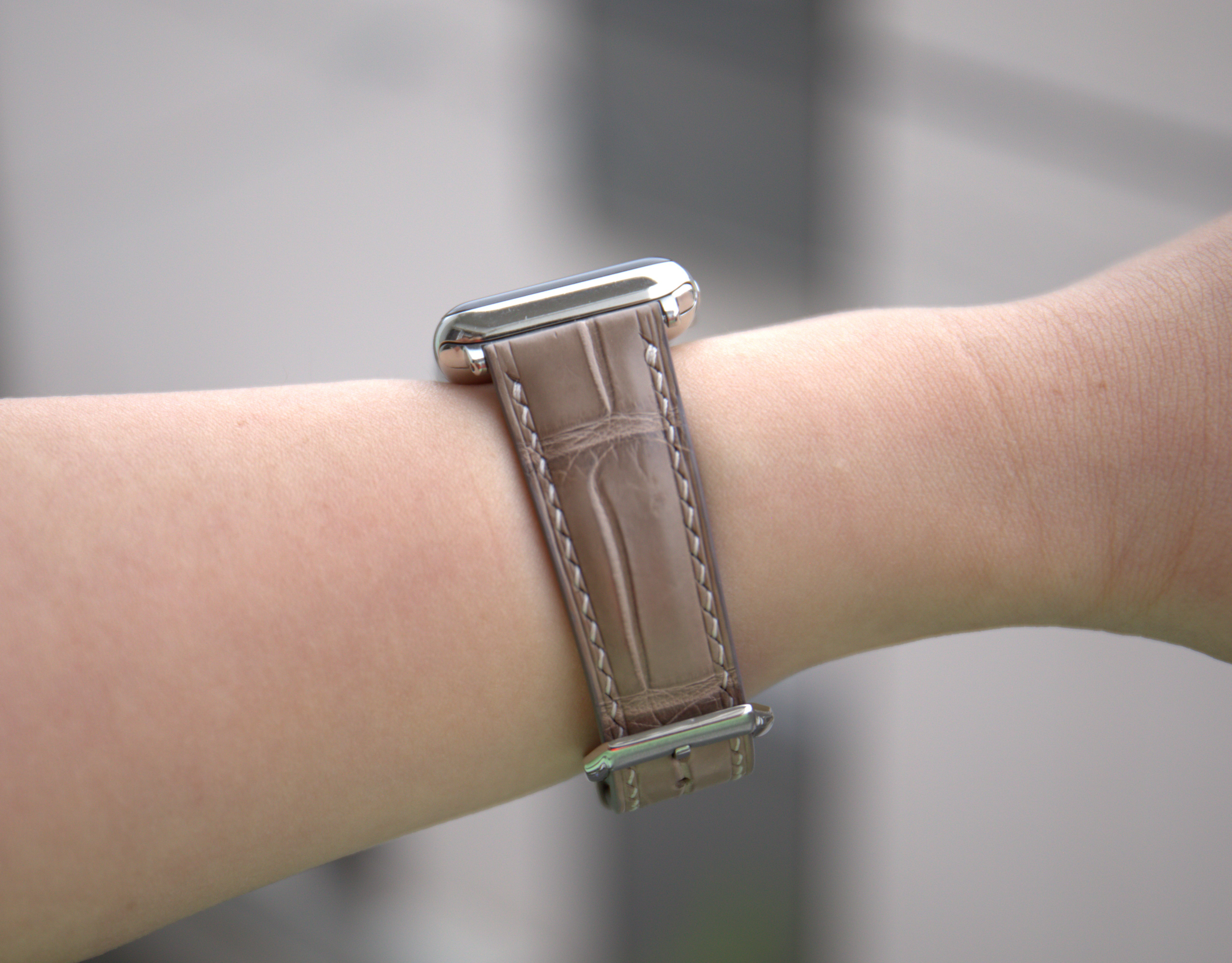 【新作】高級革使用Apple Watch クロコダイル革 ワニ革 バンド 時計ベルト エトゥープD107総手縫い製作