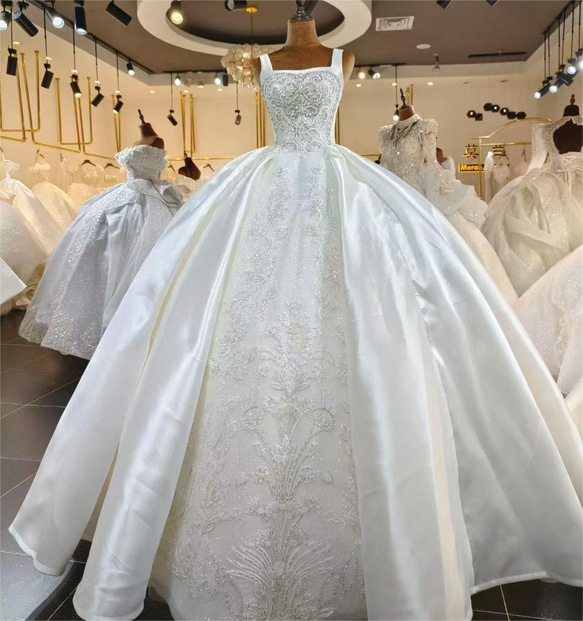 大人気！高級感溢れる ウェディングドレス 華やかトレーン ラメ入り  