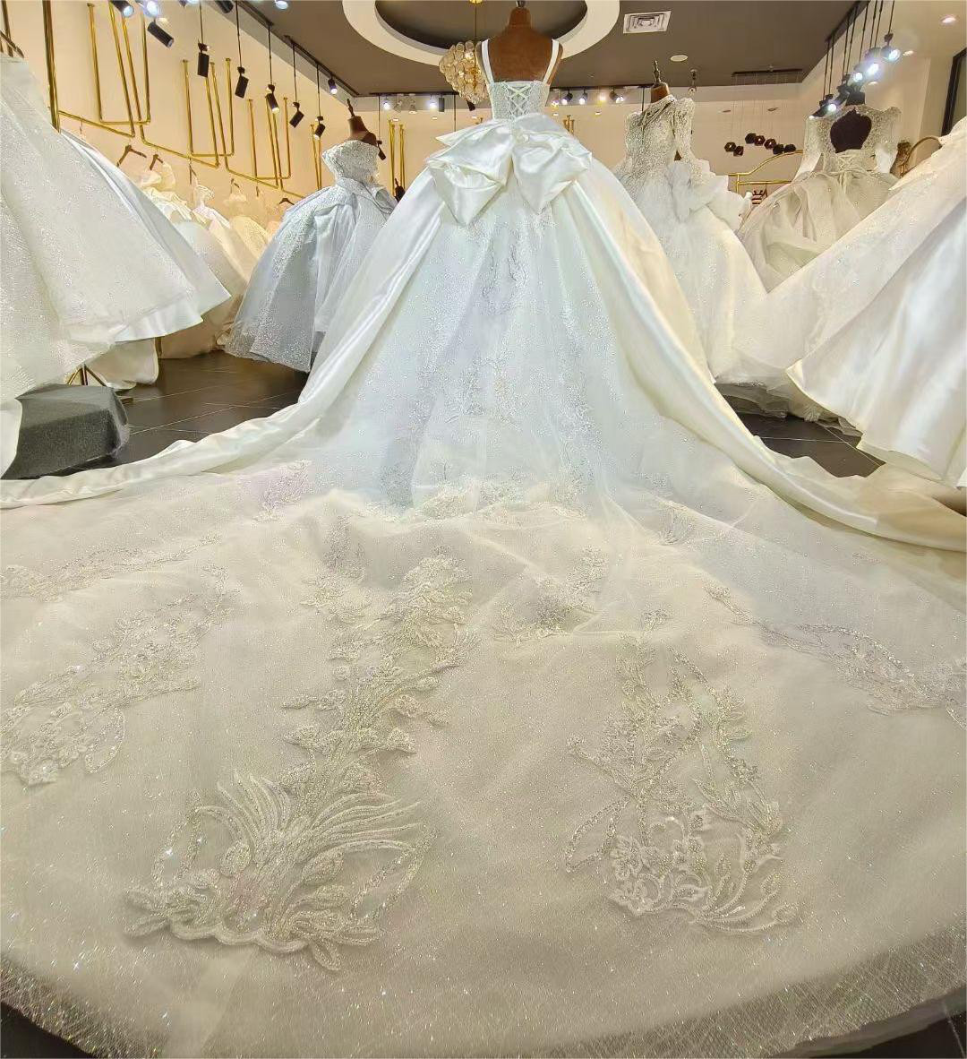 大人気！高級感溢れる　ウェディングドレス　華やかトレーン　ラメ入り　フランスレース　バックリボン　光沢サテン結婚式披露宴