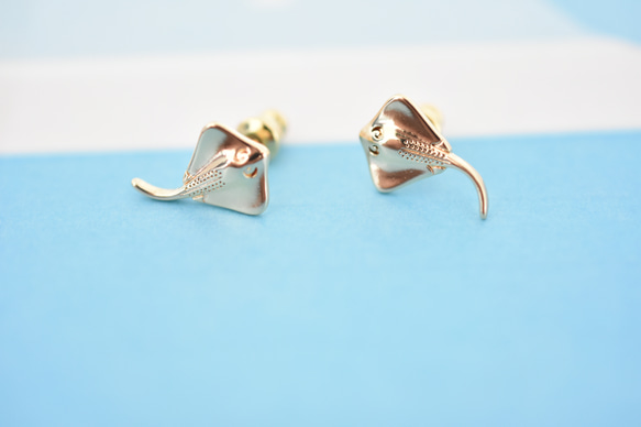 マンタ（エイ）のスタッドピアス（18Kゴールドプレート） ピアス