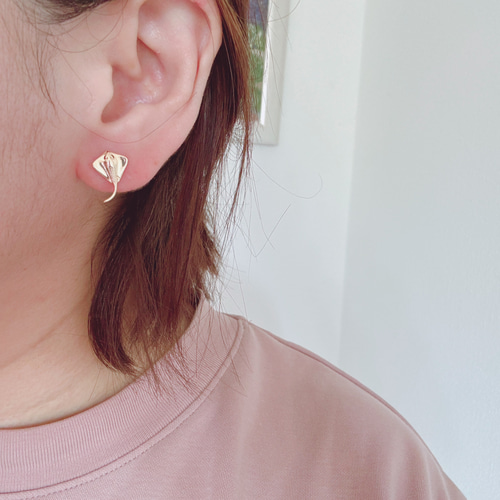 マンタ（エイ）のスタッドピアス（18Kゴールドプレート） ピアス