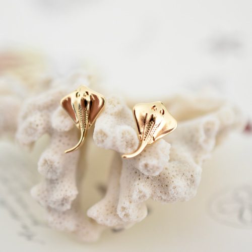 マンタ（エイ）のスタッドピアス（18Kゴールドプレート） ピアス