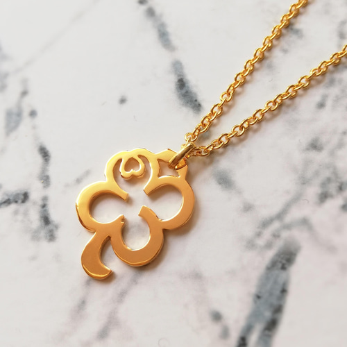 アラビア語でデザイン “HAPPY” 四つ葉のクローバー 文字絵