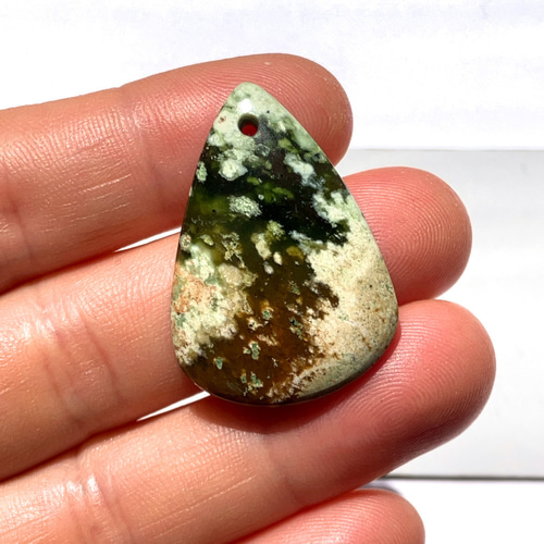 穴あきクロムカルセドニー[24] 33x23mm 26Cts ルース ／天然石