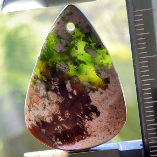 穴あきクロムカルセドニー[24] 33x23mm 26Cts ルース ／天然石