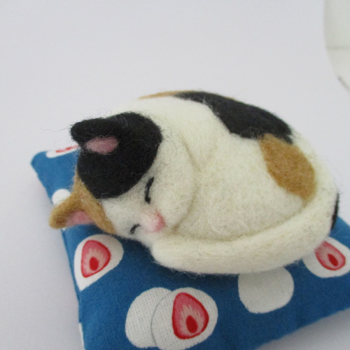 羊毛フェルト まる猫（三毛）座布団付き 羊毛フェルト はる 通販