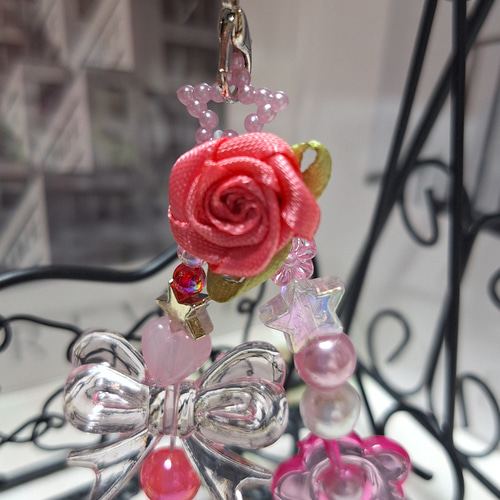 キラキラ✨ビーズストラップ*花飾り*ピンク系 携帯ストラップ