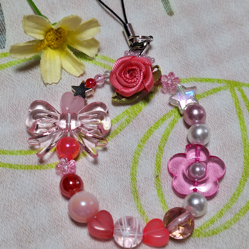 キラキラ✨ビーズストラップ*花飾り*ピンク系 携帯ストラップ めい