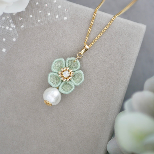 ピスタチオグリーンのお花ネックレス (受注生産/オーガンジー刺繍 