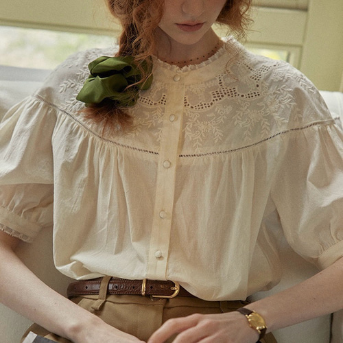 透かし刺繍とフリルカラー コットン地半袖タイプのブラウス ふんわり