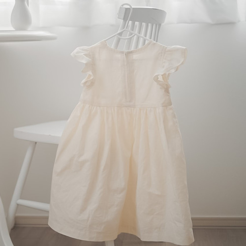 生成りのフリル袖ワンピース《在庫限り》80cm 100cm 女の子 おしゃれ 