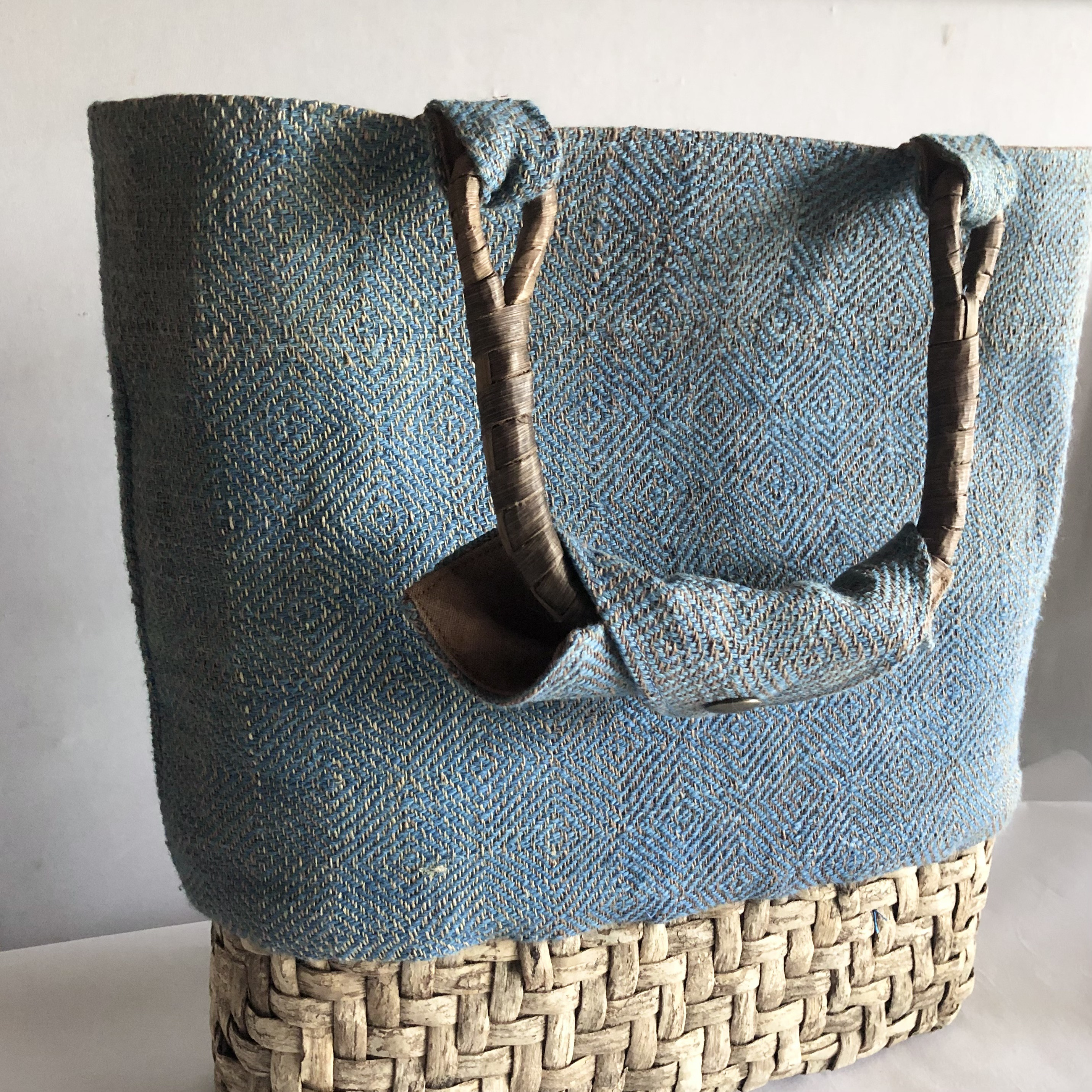 紬帯　藍染の亀甲花文　リメイク　胡桃皮ハンドルバッグ 紬帯 藍染の亀甲花文 リメイク 胡桃皮ハンドルバッグ