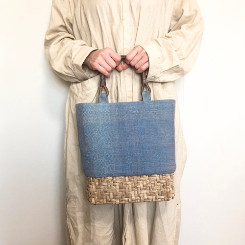 紬帯　藍染の亀甲花文　リメイク　胡桃皮ハンドルバッグ 紬帯 藍染の亀甲花文 リメイク 胡桃皮ハンドルバッグ - メルカリ