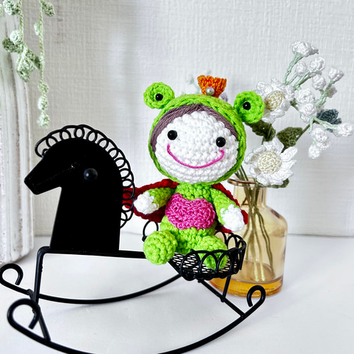 ニッコリ かわいい かえるの王子さま 冠 赤いマント 胸にハート カエル