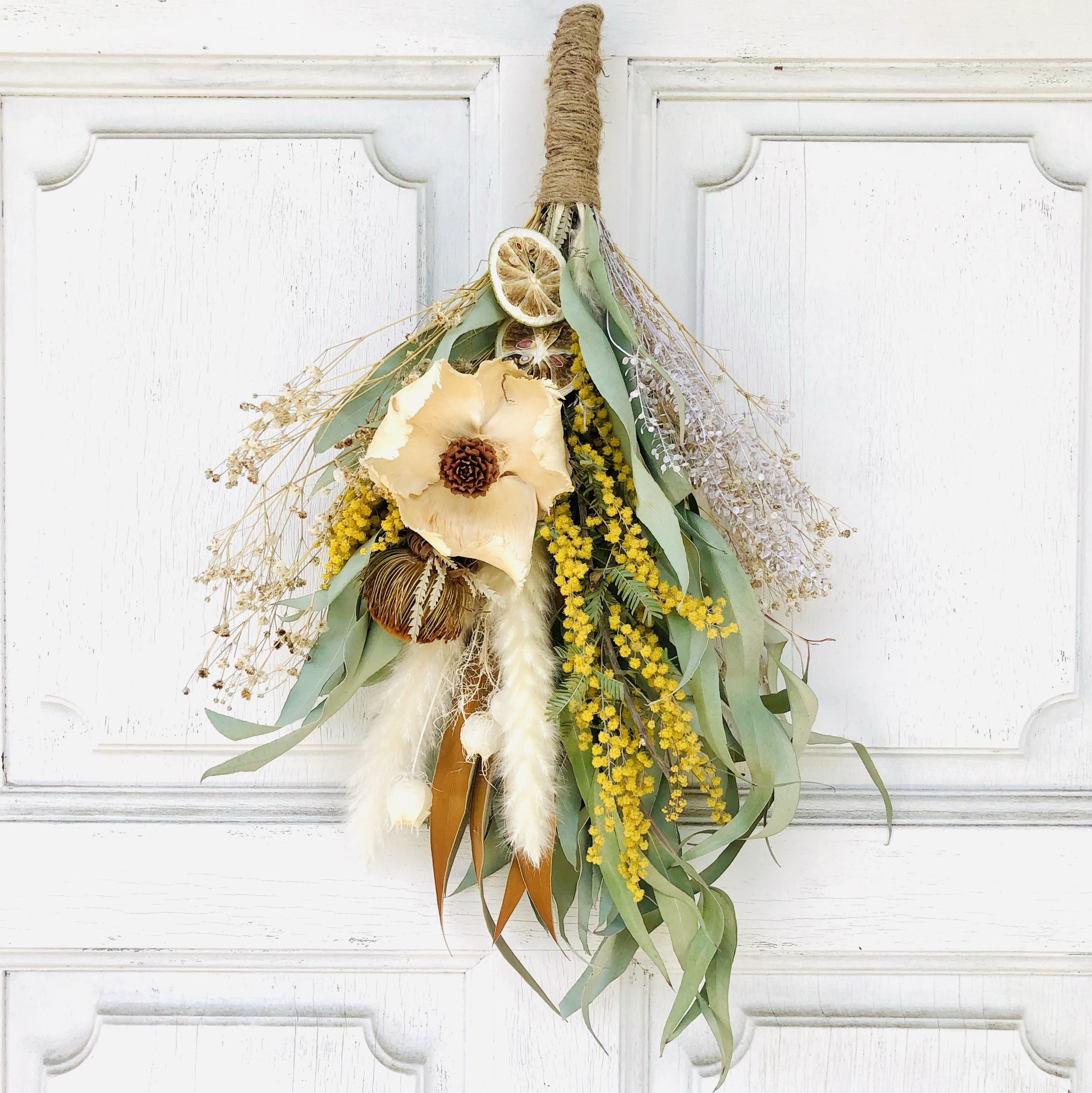 ふわふわのパンパスグラスにミモザを添えた ナチュラルな スワッグ  