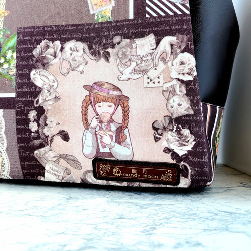 ひねり錠のマチ付きポケットがま口バッグ(メゾンドクチュール)背面  