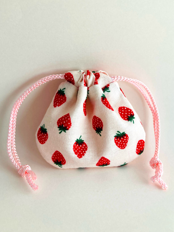 ♬旅行アイテム2024♬ 手縫いの巾着袋 いちご柄 ピンク 大 ☆☆日帰り・お泊まりの旅行にもお勧めです☆☆ 人気・おすすめ｜売れ筋商品・話題商品におすすめ コスパ重視 安心配送 スピーディーにお届け