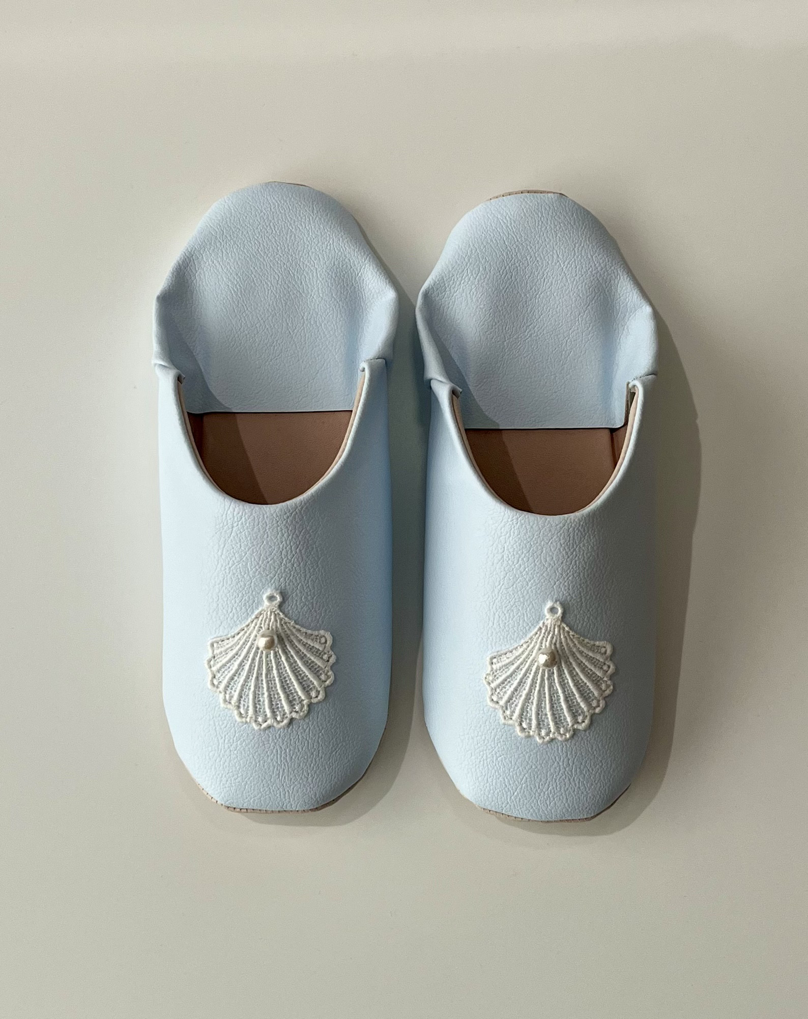おとな可愛いバブーシュ　合成皮革使用　エコレザースリッパ　アイスブルー　シェル　レース刺繍 No.10