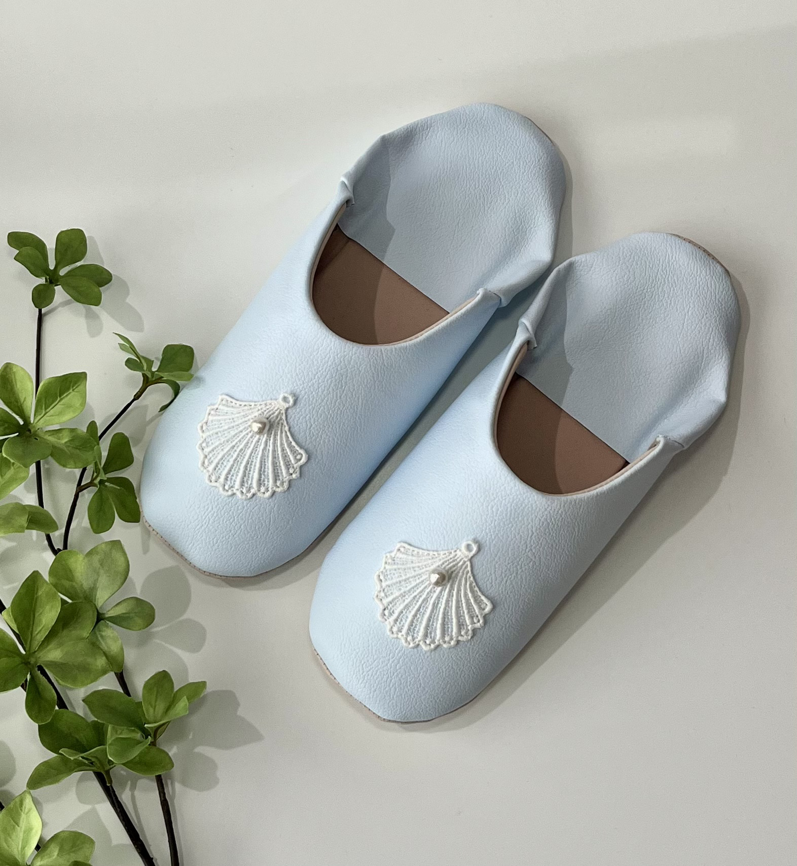 おとな可愛いバブーシュ　合成皮革使用　エコレザースリッパ　アイスブルー　シェル　レース刺繍 No.10