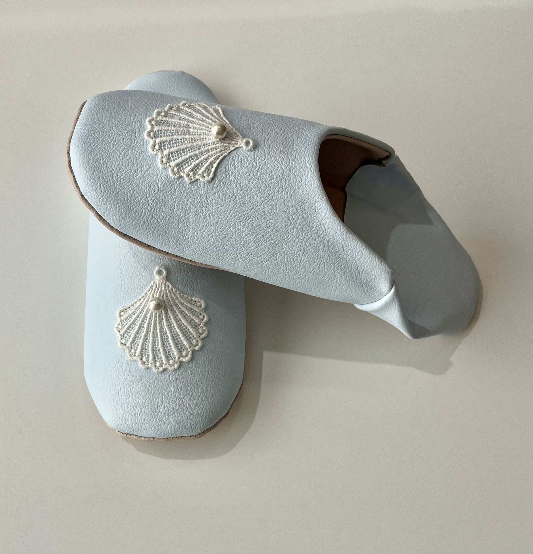 おとな可愛いバブーシュ　合成皮革使用　エコレザースリッパ　アイスブルー　シェル　レース刺繍 No.10