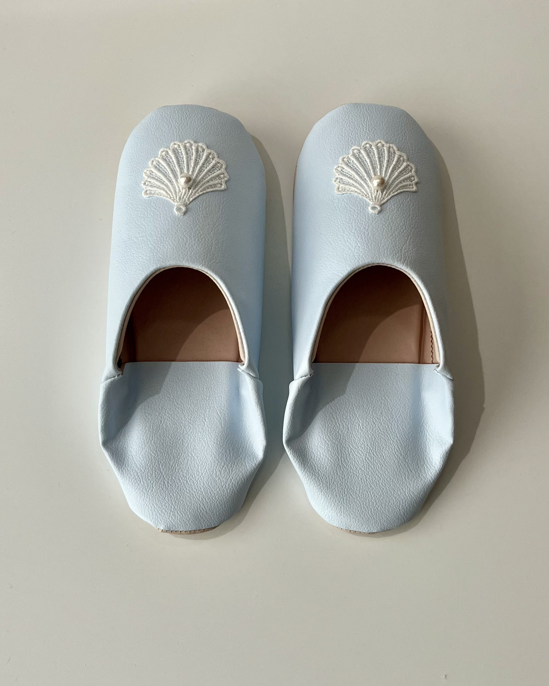 おとな可愛いバブーシュ　合成皮革使用　エコレザースリッパ　アイスブルー　シェル　レース刺繍 No.10