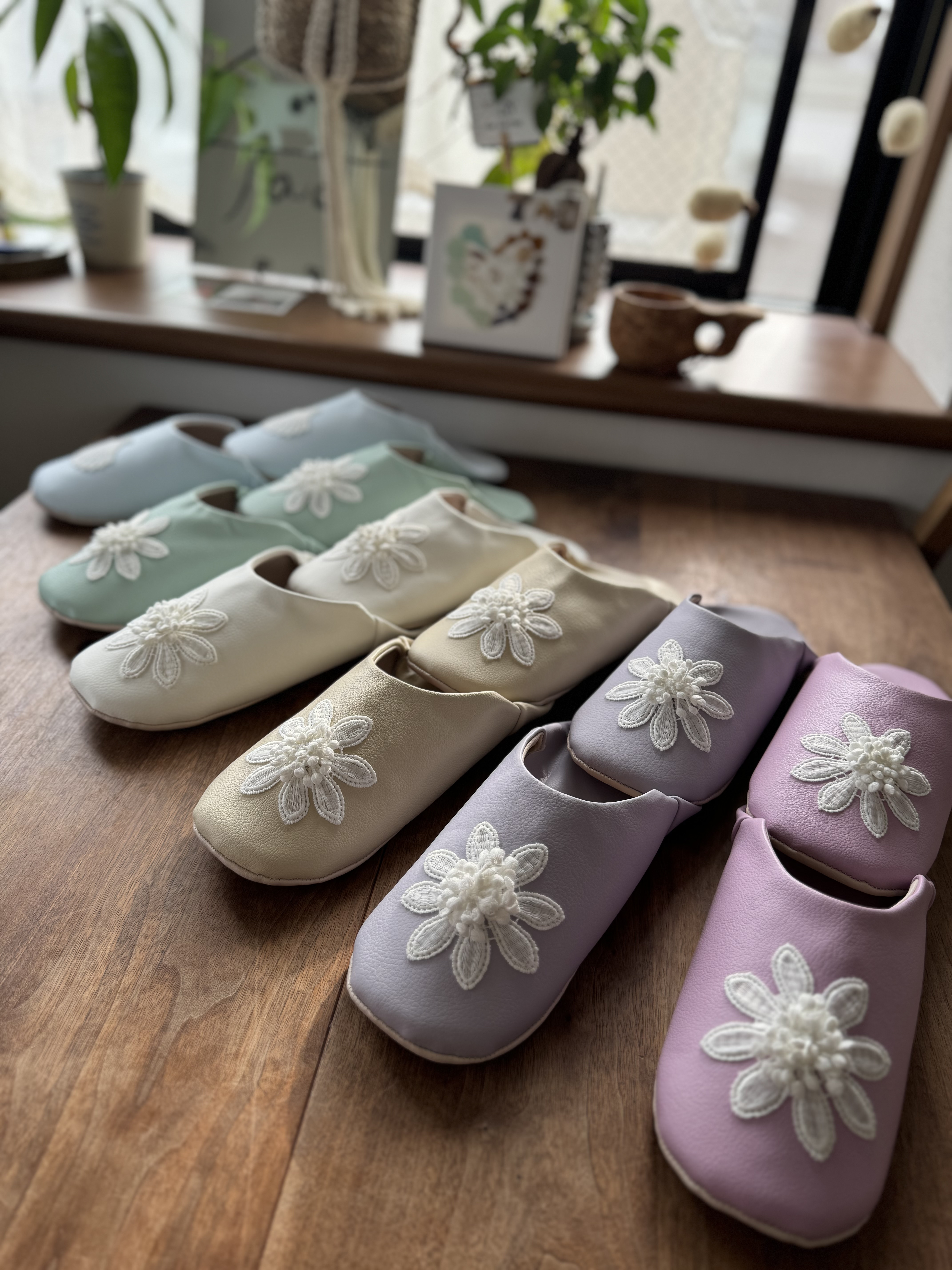 おとな可愛いバブーシュ　合成皮革使用　エコレザースリッパ　アイスブルー　シェル　レース刺繍 No.10