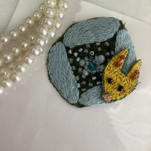 ハンドメイドブローチミナペルホネンꕤdearx repoビーズ ブローチ  