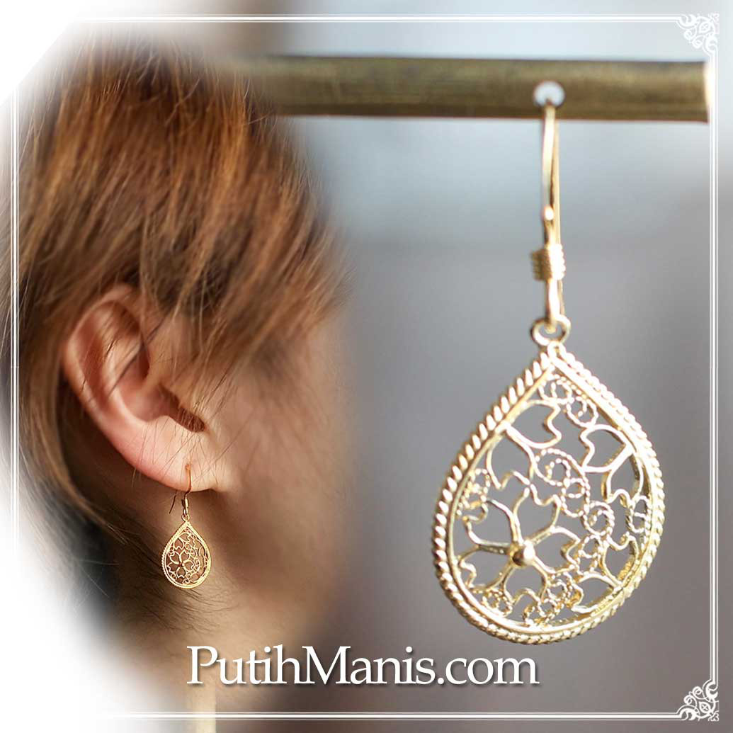 桜のレース細工が美しいしずく型の銀線細工チャームのドロップピアス【金属アレルギー対応】 [ch71-g-pa]