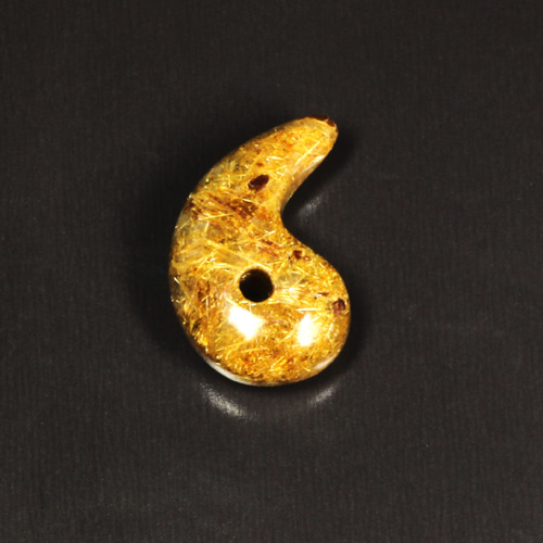 存在感が凄い】一点物 タイガールチルクォーツ 勾玉 Mr133 虎目