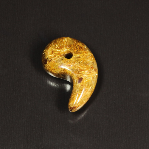 天然水晶球 極上珍品守護石★金針水晶❣️太陽発射ルチルクォーツ★金の花火★ 存在感が凄い】一点物 タイガールチルクォーツ 勾玉 Mr133 虎目